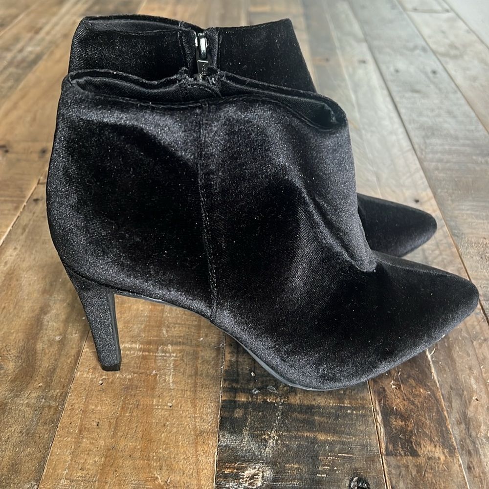 OLD NAVY BLACK SUEDE HEELS SIZE 8 zip up - Picture 6 of 7